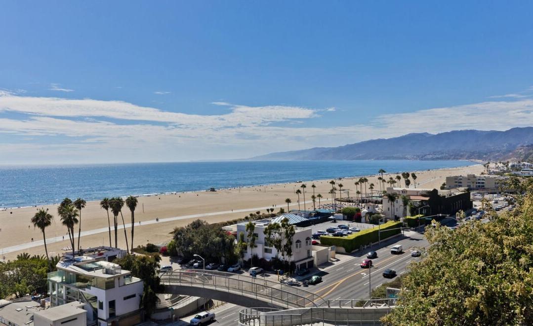 Exquisite 3 Bedroom Santa Monica Penthouse *